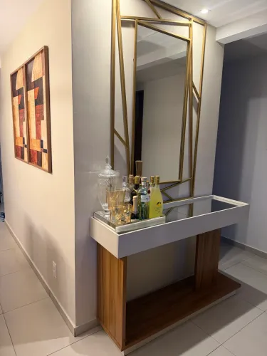 Vendo aparador e espelho na cor madeira e palha, espelho com moldura dourada, 