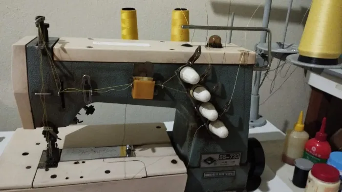 Máquina de costura galoneira industrial