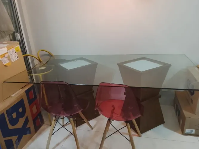 Mesa de vidro com colunas de madeira 100%