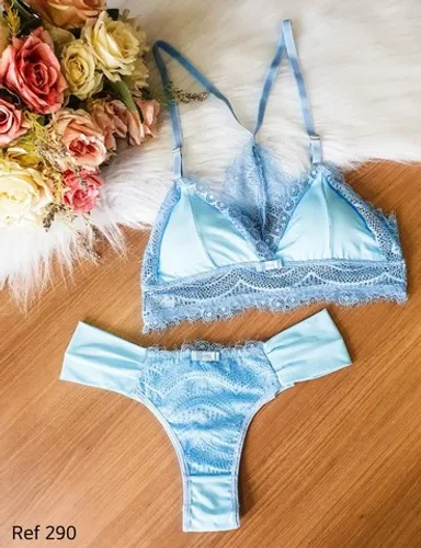 Conjunto de lingerie sutiã nadador e calcinha com detalhes de renda.