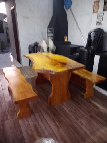 Mesa com bancos personalizadas 