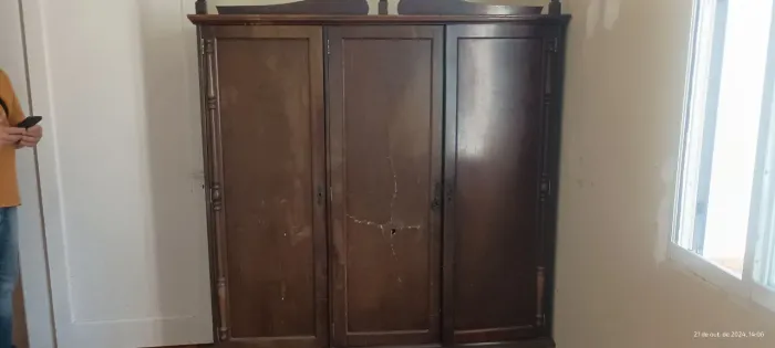 Armário de madeira antigo