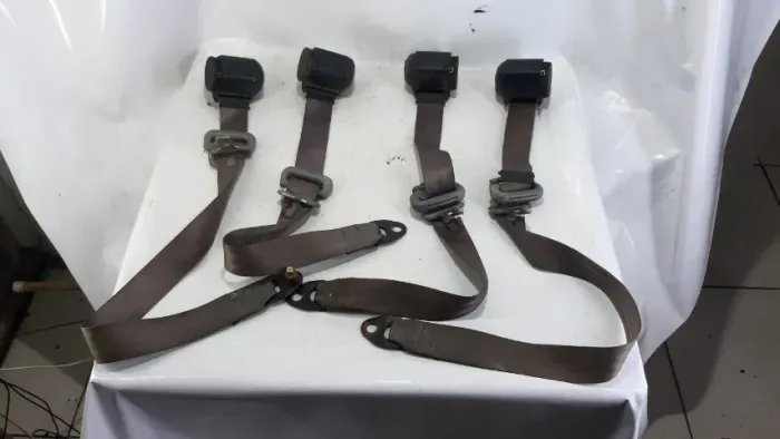 Conjunto cintos de 3 pontos dianteiro e traseiro Vw Santana retrateis