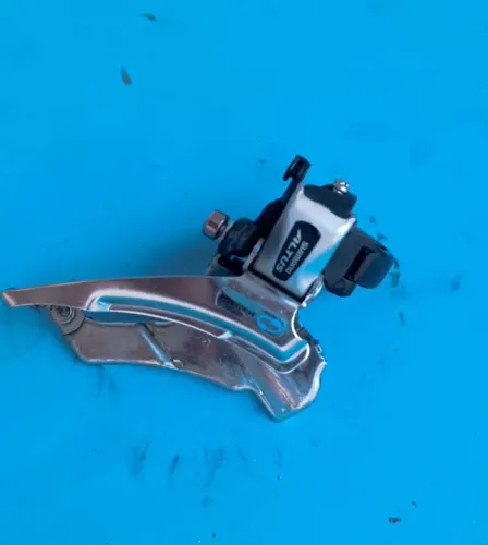 Câmbio dianteiro 3 velocidades Shimano Altus pouco tempo de uso