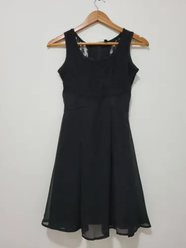 Vestido Preto de renda curto e tecido fluido - Tamanho P