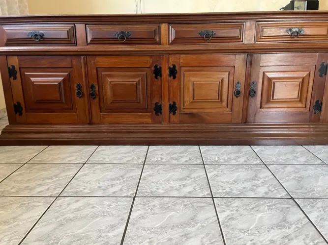 Antigo Buffet de Madeira Maciça.
