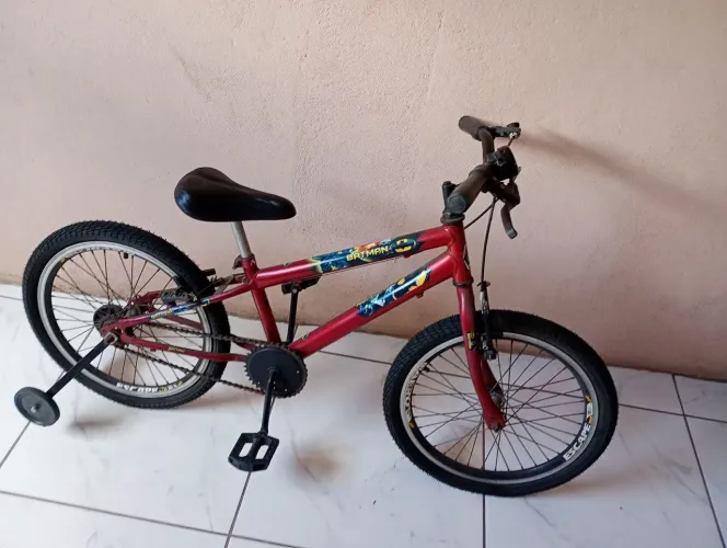 Bicicleta para criança aro 20 semi nova .