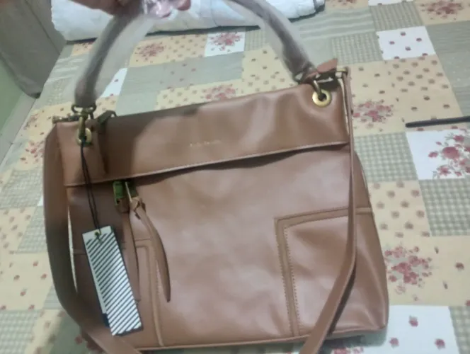 Bolsa de Ombro Marrom com Design Moderno