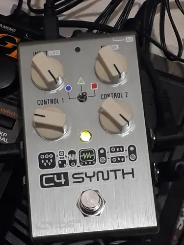 Pedal C4 synth na caixa