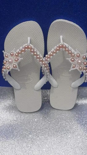 Chinelo Havaianas Decorado e Bordado com Pérolas Conforto e Beleza na mesma sandália