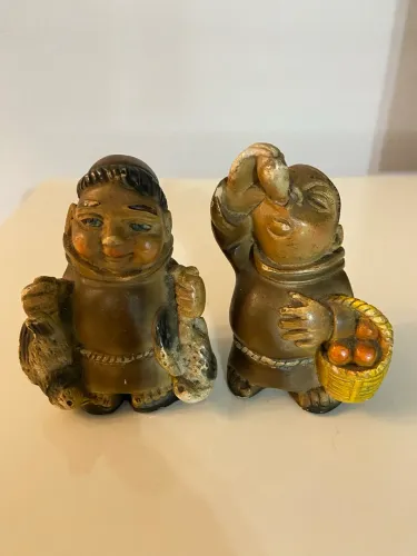 Duas estatuetas em resina ?O Frade da Abundância e o Frade Franciscano?