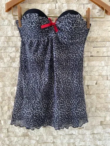 Camisola de renda preta com estampa de onça