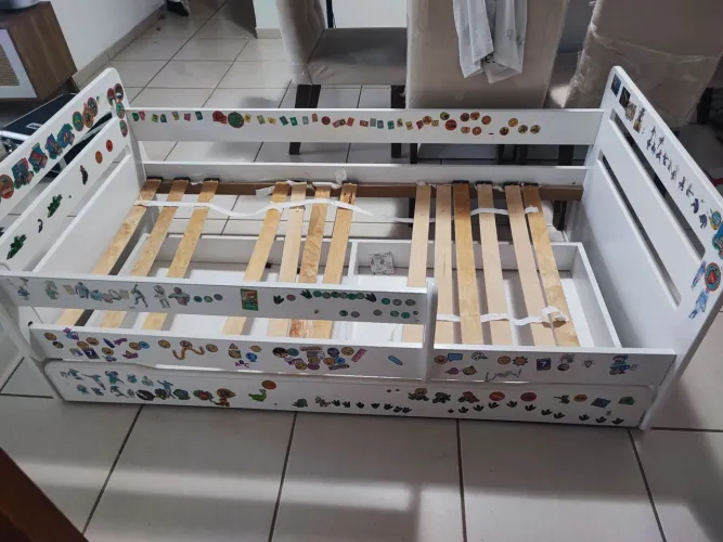Cama infantil com gaveteiro e guarda corpo lateral