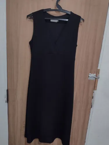 Vestido preto elegante sem manga