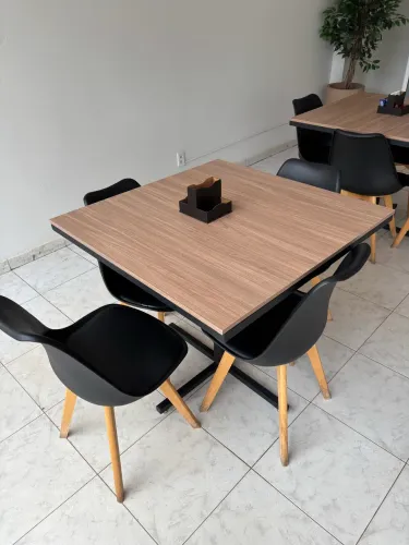 Kit mesa quadrada com 4 cadeiras