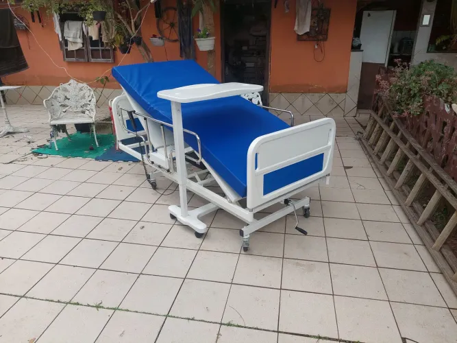 Cama Hospitalar elétrica com ajuste de altura. 