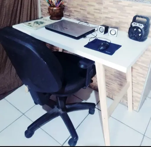 Mesa de escritório branca com design moderno