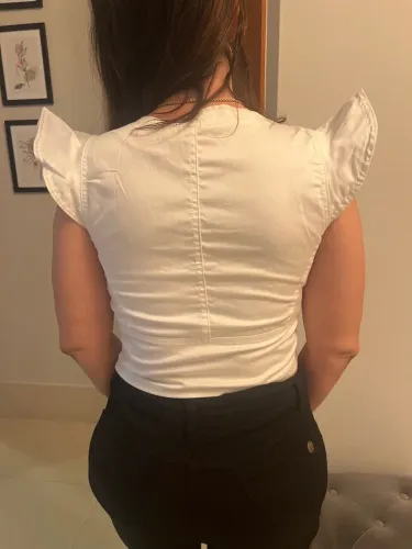 Blusa branca com detalhe nos ombros