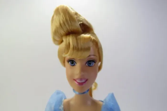 BONECA BARBIE CINDERELA. Ausência dos sapatos. Sem a embalagem.  O suporte não acompanha o