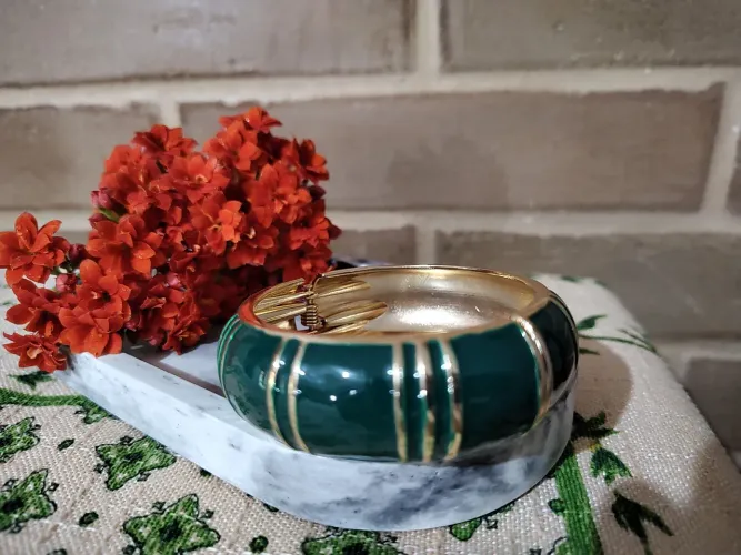 Bracelete verde esmaltada com detalhes dourados folheado em ouro 18k