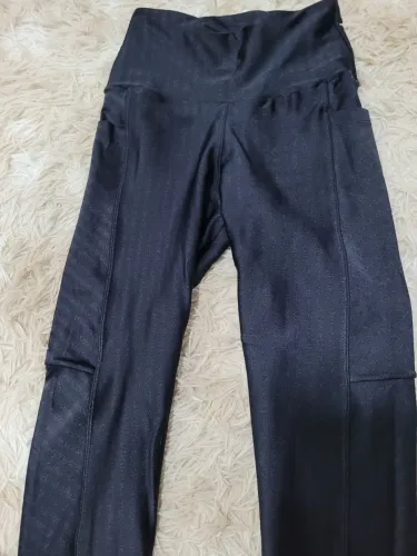 Legging em Poliamida e bolso lateral.