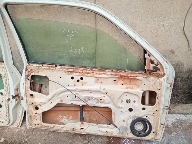 Porta lado direito para courier e fiesta.