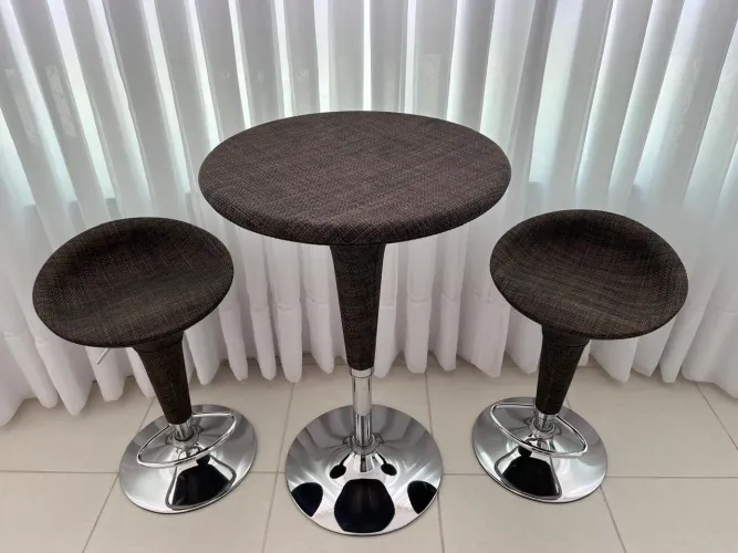 Conjunto de mesa bar com banquetas