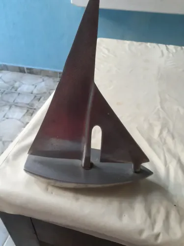 Escultura de Barco em Metal