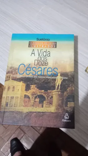 Livro capa dura A vida dos doze Cesares