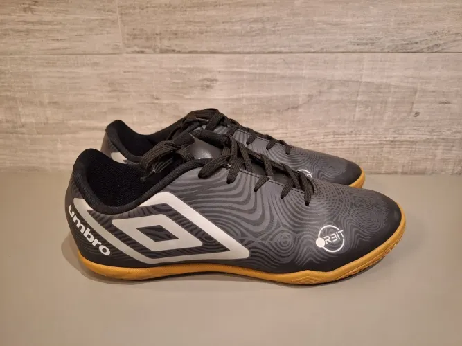 Chuteiras Umbro Orbit Futsal - Tamanho 42