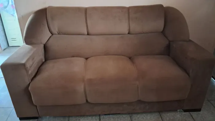 Sofá de trez lugares
