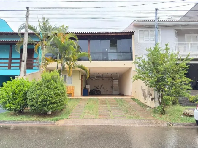Casa à venda no Condomínio Itamambuca em Valinhos, São Paulo.
