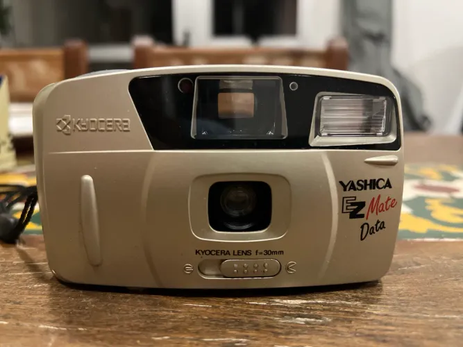 Câmera analógica Yashica EzMateData com flash