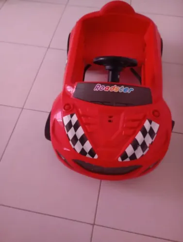 Carrinho de pedal infantil 