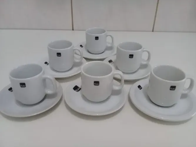 Xícaras de café do Itaú.