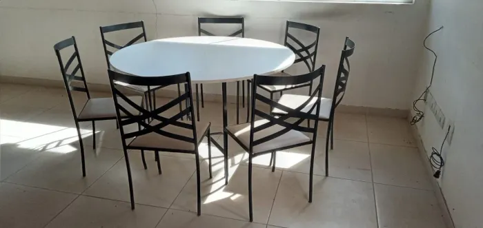 Conjunto de mesa e 6 Cadeiras para Jantar