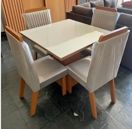 Mesa com 4 cadeiras linda !!!!!