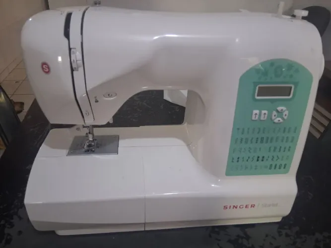 Maquina singer Starlet 6660 semi nova.