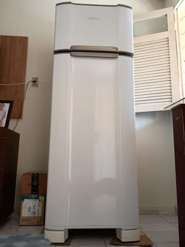 Geladeira Esmaltec bem conservada