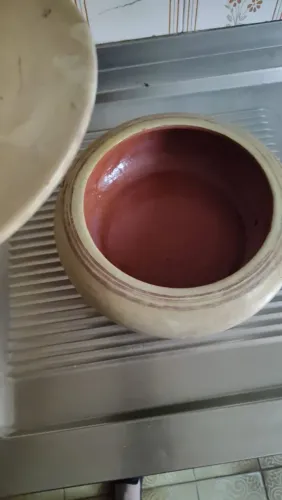Pote de cerâmica com tampa