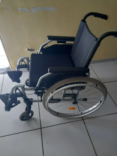 Vendo Cadeira de rodas estado de nova ideia para idosos e pessoas com necessidades
