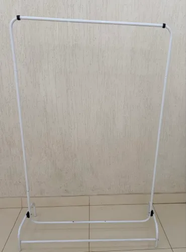 Arara de roupas nova