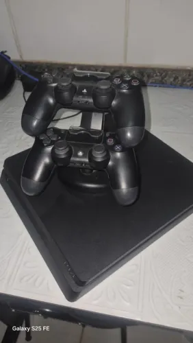 Vídeo game ps4 com três controles 1400