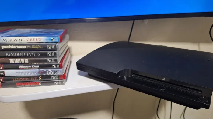 PS3 SLIM PARA CONSERTO (OBS: LIGA , DÁ UM BIP, PORÉM NÃO LIGA TOTAL) INCLUSO 8 JOGOS.