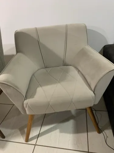 Poltrona de Sala com Pés de madeira maciça