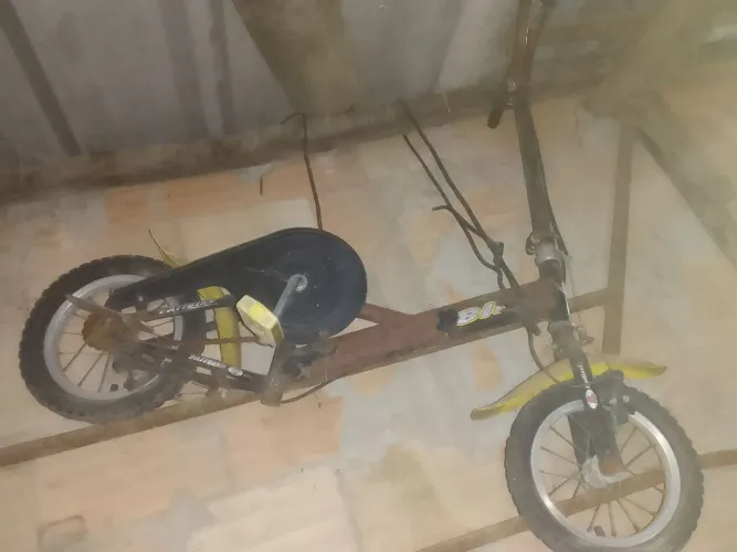Esta é uma bicicleta infantil Patibike aro 16, modelo clássico dos anos 90 ou 2000.