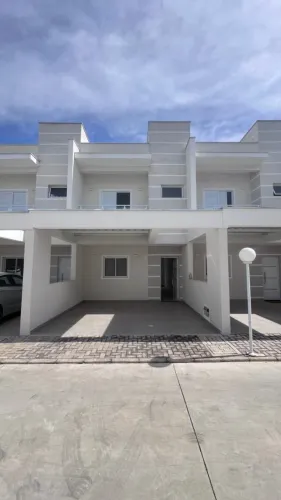 LOCAÇÃO - Casa de Condomínio com 2 Suites, 93m² com lazer e segurança 24h