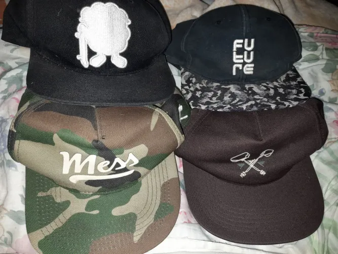 4 bonés (2 MESS LIFESTYLE, 1 FUTURE, 1 SWEEP)