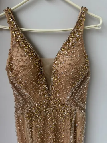 Vestido de festa elegante.