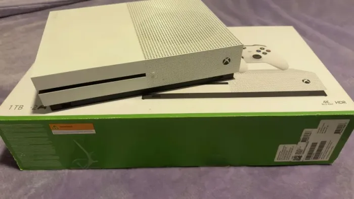 DESAPEGO!.... Xbox one s usado com controle e jogo por ótimo preço!
